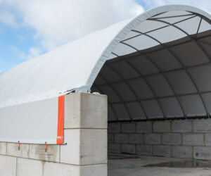 Rundbogenhalle auf Betonsteinen aus PVC & Stahl | Opus