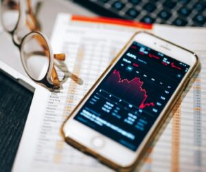 Why Trade Indices When You’re Tired of Single-Stock Chaos: A Smart Diversification Tactic